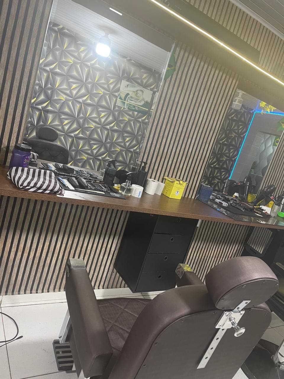 Cadeira de barbeiro e bancada de trabalho da Barbearia Executive, em Vitória da Conquista