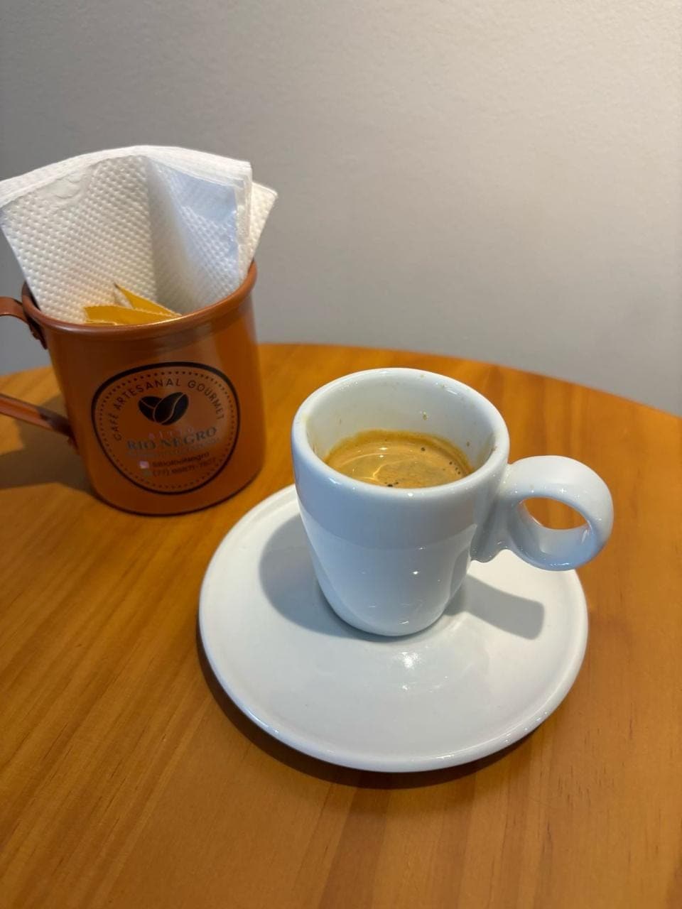 Café expresso artesanal, de grão gourmet, tirado na hora na Barbearia Executive, em Vitória da Conquista
