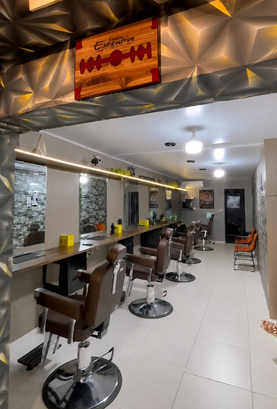Salão da Barbearia Executive em Vitória da Conquista: cadeiras de barbeiro, bancada e a placa Studio Executive