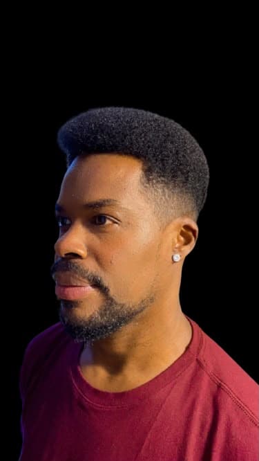 Corte afro com high top fade impecável