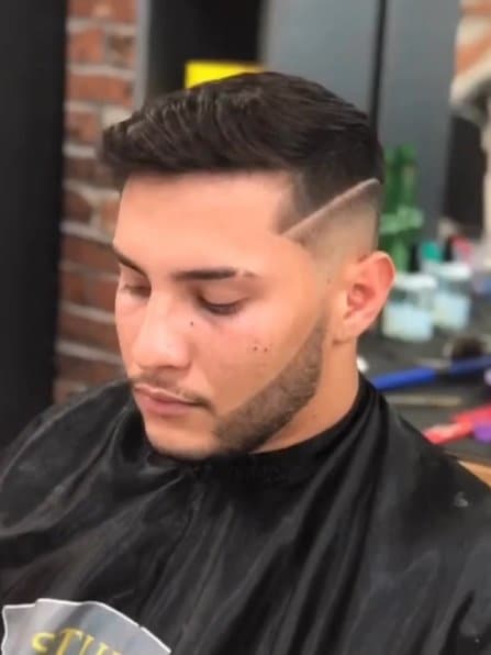 Corte social pompadour com risco lateral e degradê na Barbearia Executive