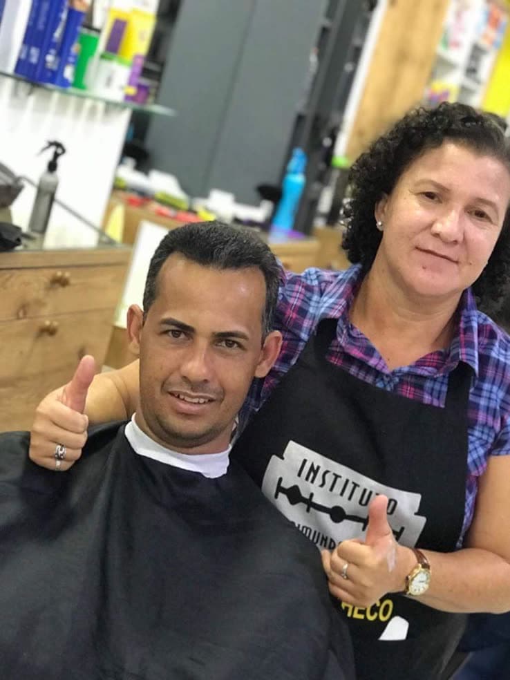 Aluna do Instituto Raimundo Silva atendendo um cliente na aula prática