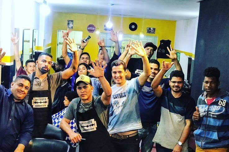 Turma do Instituto Raimundo Silva comemorando dentro da barbearia