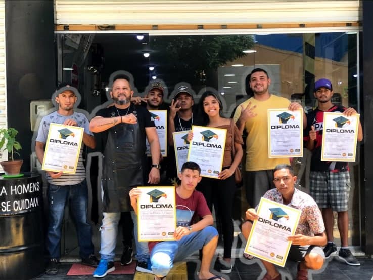 Turma formada pelo Instituto Raimundo Silva com o diploma