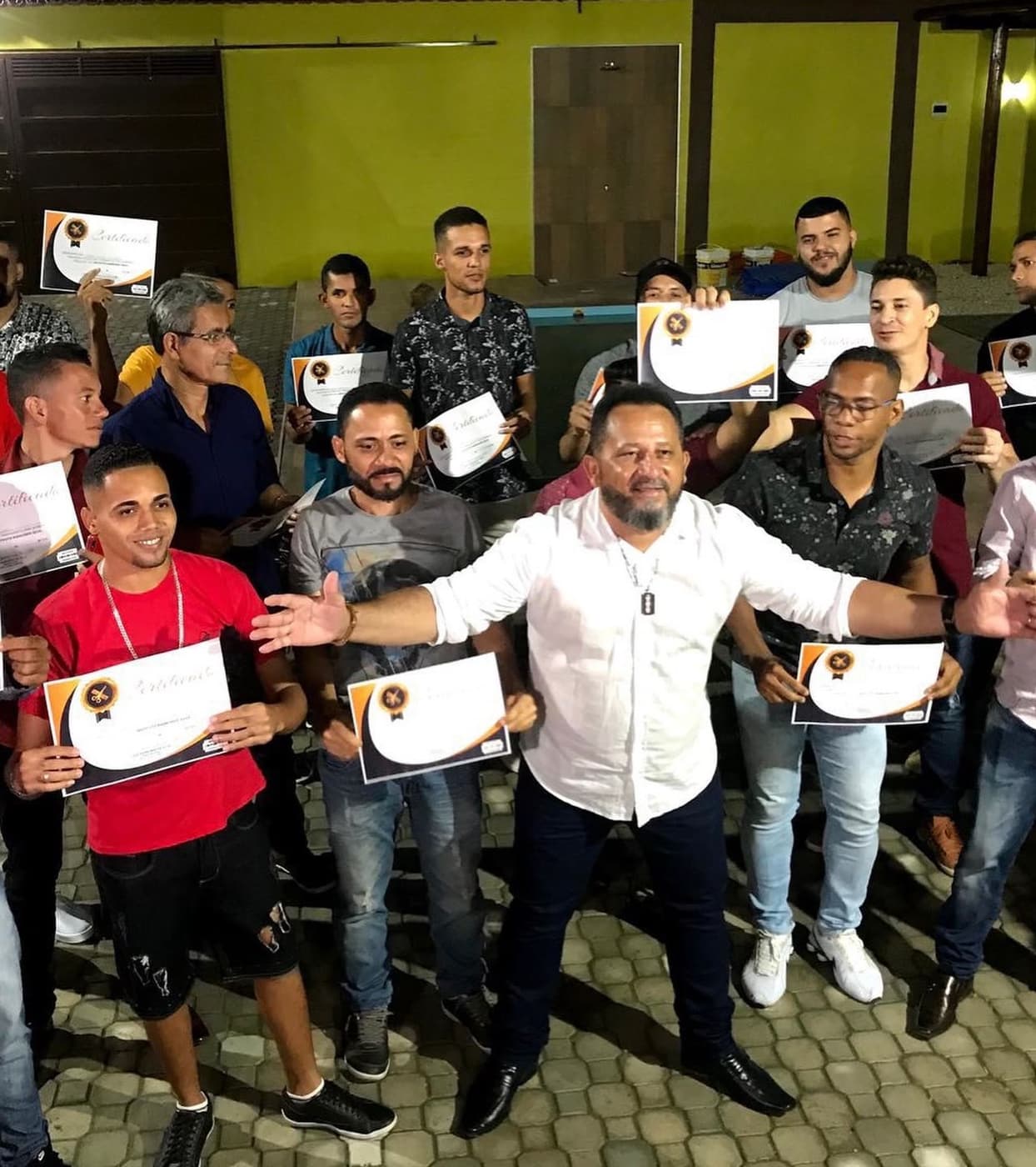Turma formada pelo Instituto Raimundo Silva com o diploma