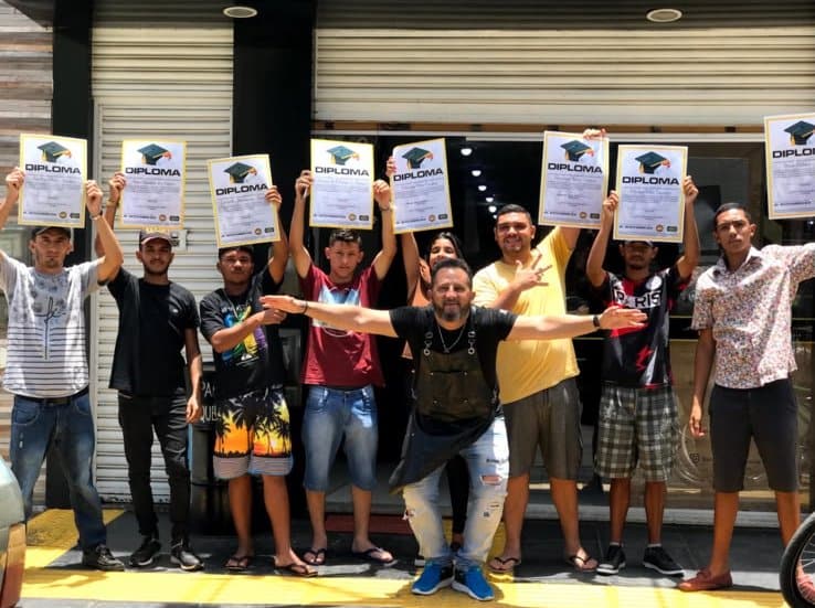 Turma formada pelo Instituto Raimundo Silva com o diploma