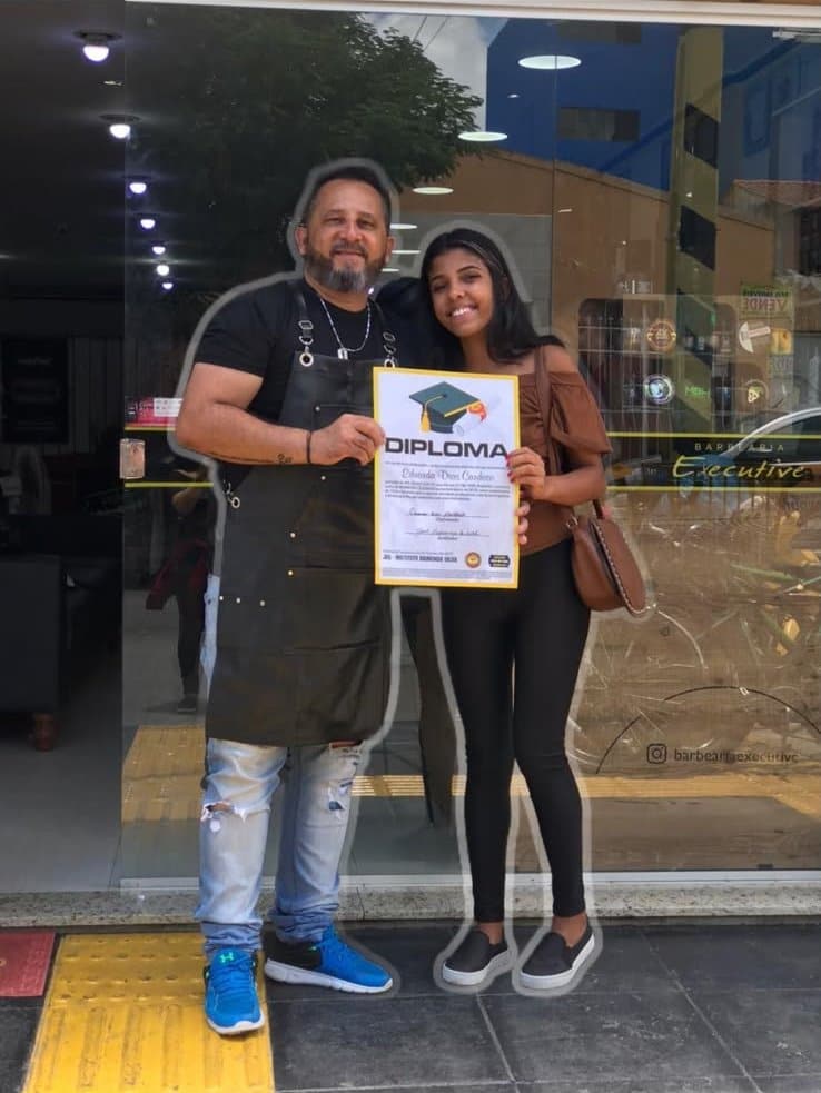 Turma formada pelo Instituto Raimundo Silva com o diploma