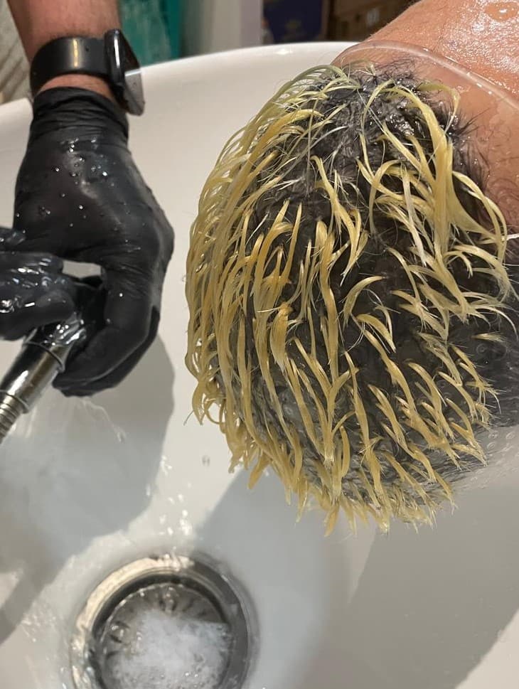 Luzes: mechas louras sendo lavadas na Barbearia Executive
