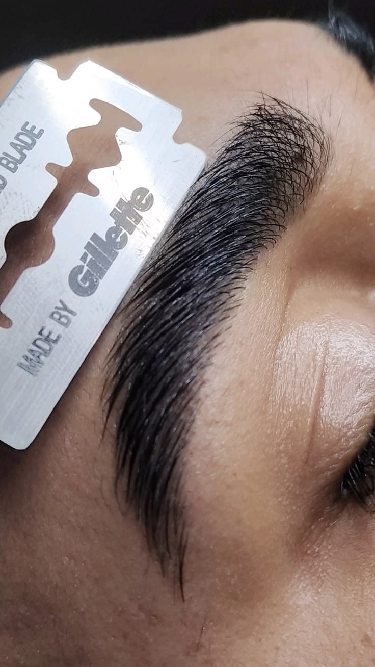 Design de sobrancelhas na navalha, na Barbearia Executive